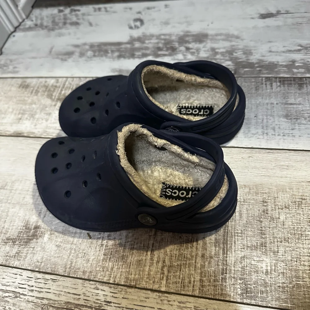 Crocs Kids Size 10C-11C Navy Blue and Beige Lined Clogs